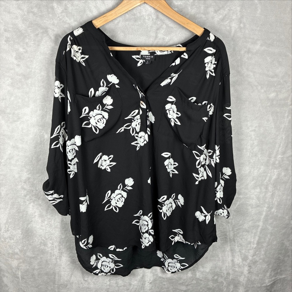 Torrid Harper Black White Floral Roll Tab Sleeve V-Neck Blouse Size 2 2X